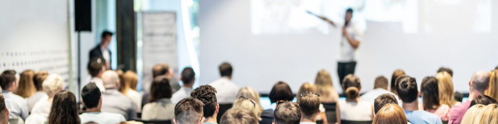 Menschen während einer Veranstaltung als Headerbild