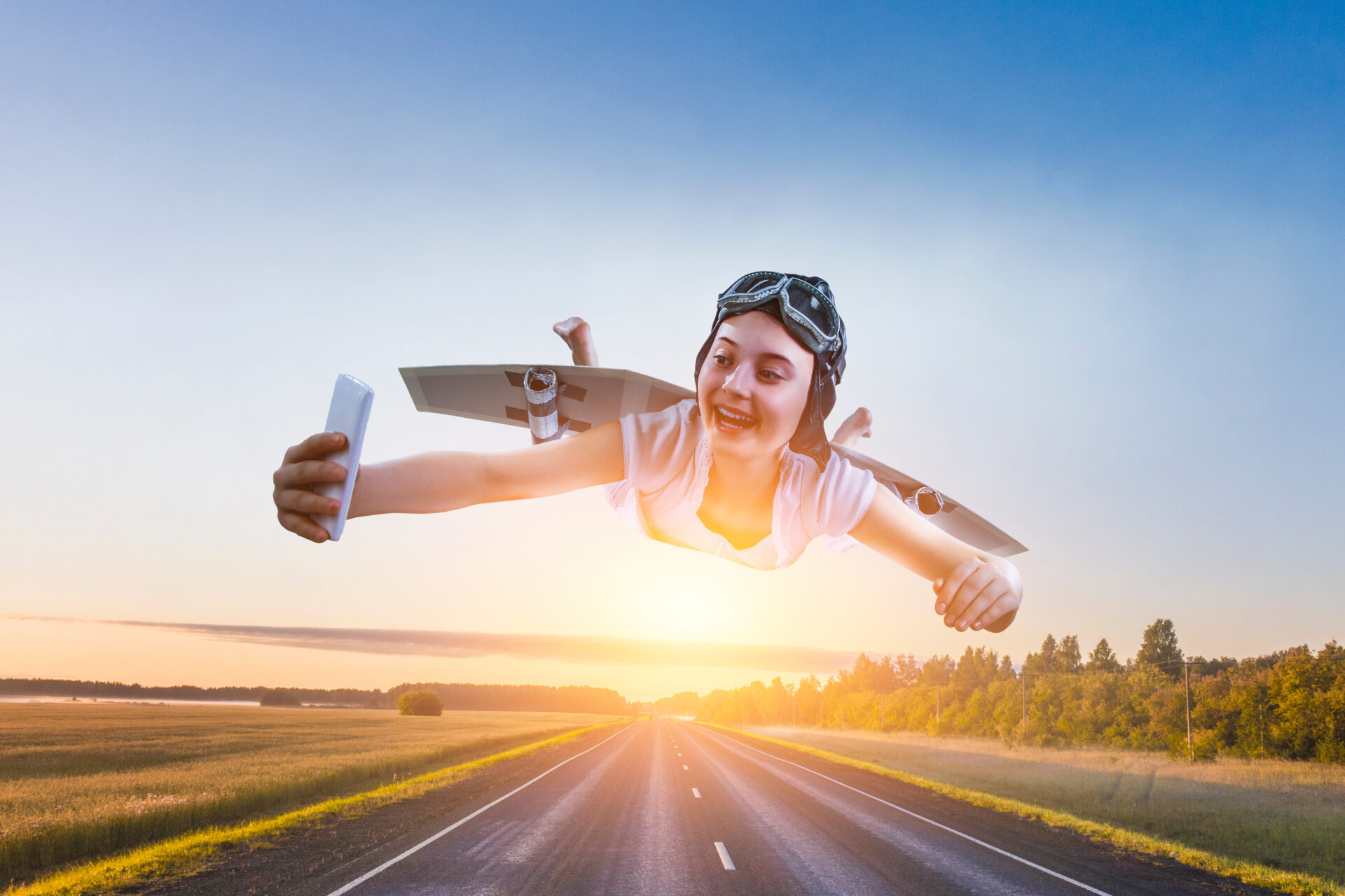 Product Experience Management (PXM) - Ein Mädchen fliegt durch die Luft mit selbstgemachten Papierflügeln und macht ein Selfie