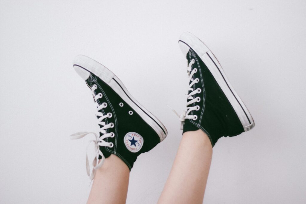 Symbolbild von Converse-Schuhen zum Artikel "10 Tipps, wie Du Website-Besucher in Kunden umwandelst"