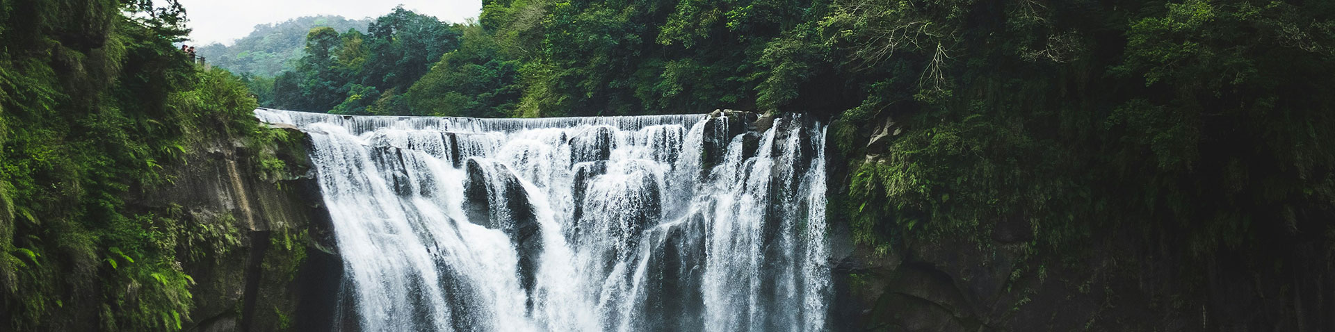 Waterfalls as symbolic image for article "Syndication of product data"