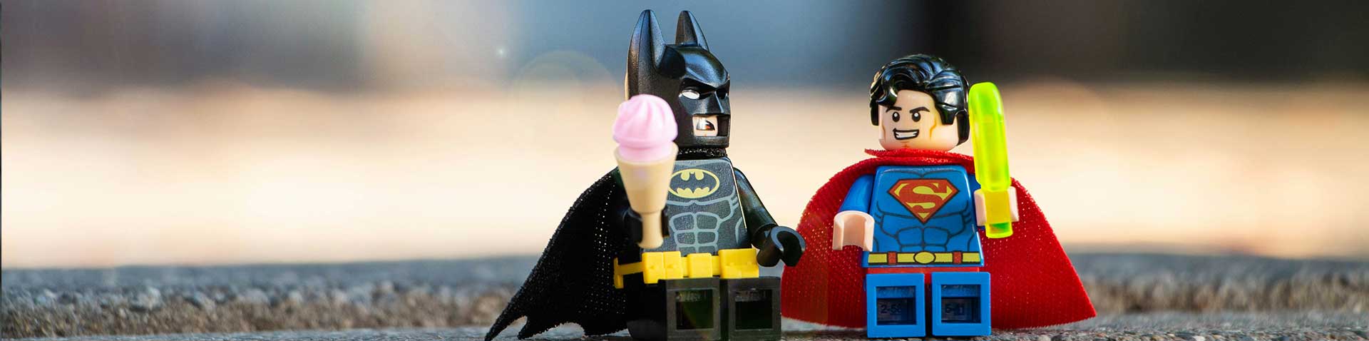 Photo of Batman and Superman as Lego figures as a symbolic image for the blog article "PIM vs PLM"