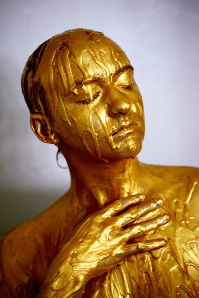 A person painted in gold as a symbolic image for the blog article Happy Birthday E-Commerce