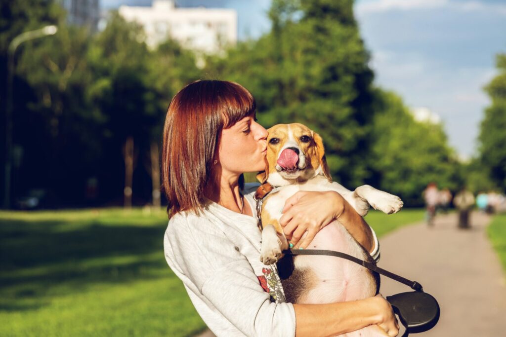 Frau mit Hund als Symbolbild für Blogartikel "10 Tipps, wie Du Deine Website-Kunden langfristig bindest"