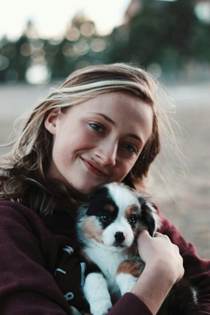 Woman with dog as symbolic image for blog article ‘10 tips on how to retain your website customers in the long term’