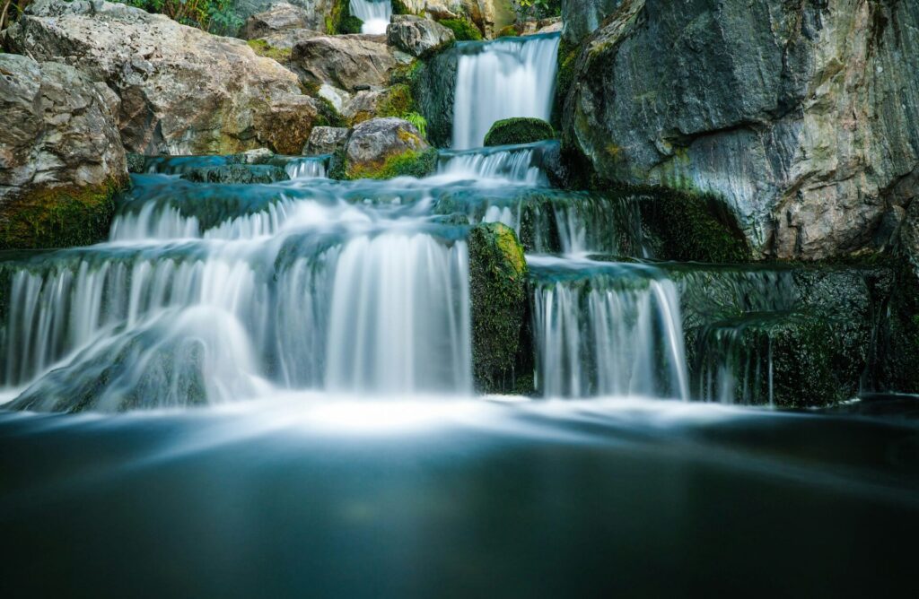 Waterfalls as symbolic image for article "Syndication of product data"