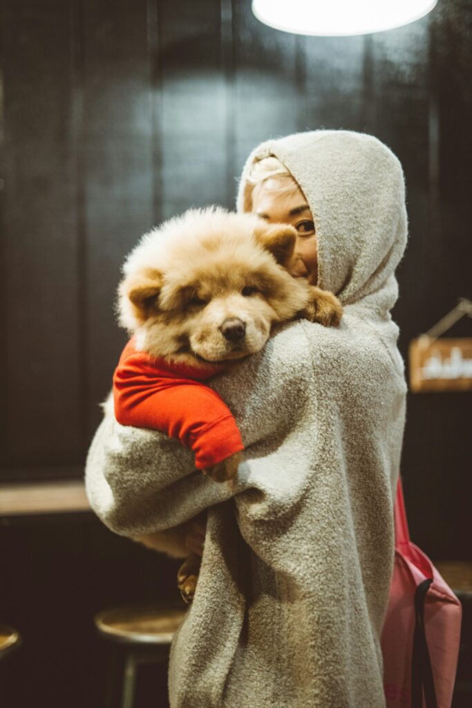 Woman with dog as symbolic image for blog article ‘10 tips on how to retain your website customers in the long term’