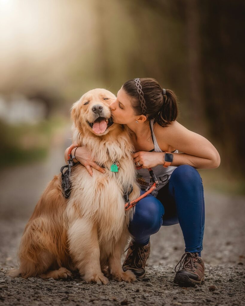 Frau mit Hund als Symbolbild für Blogartikel "10 Tipps, wie Du Deine Website-Kunden langfristig bindest"