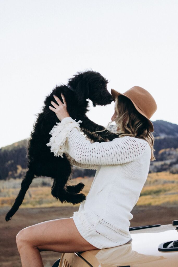 Woman with dog as symbolic image for blog article ‘10 tips on how to retain your website customers in the long term’