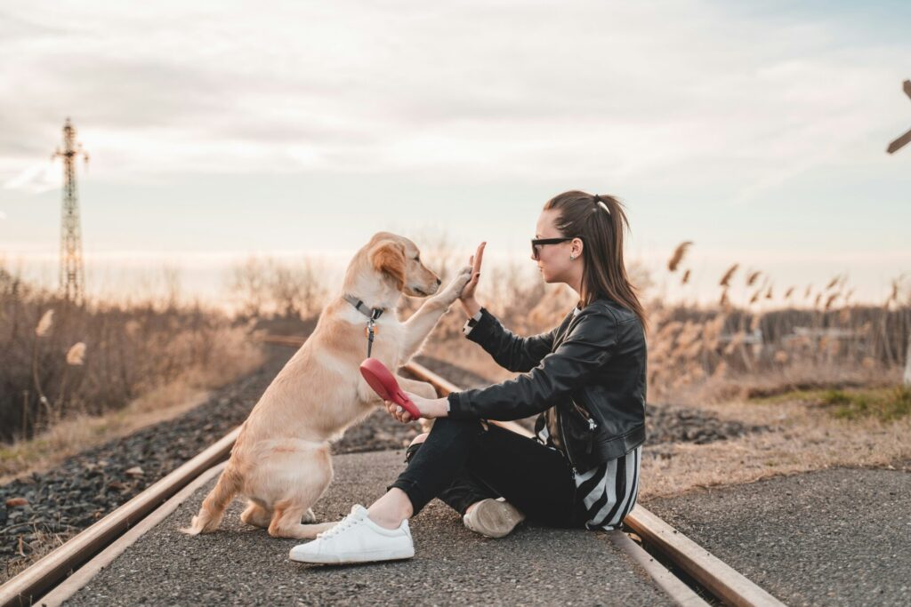 Frau mit Hund als Symbolbild für Blogartikel "10 Tipps, wie Du Deine Website-Kunden langfristig bindest"