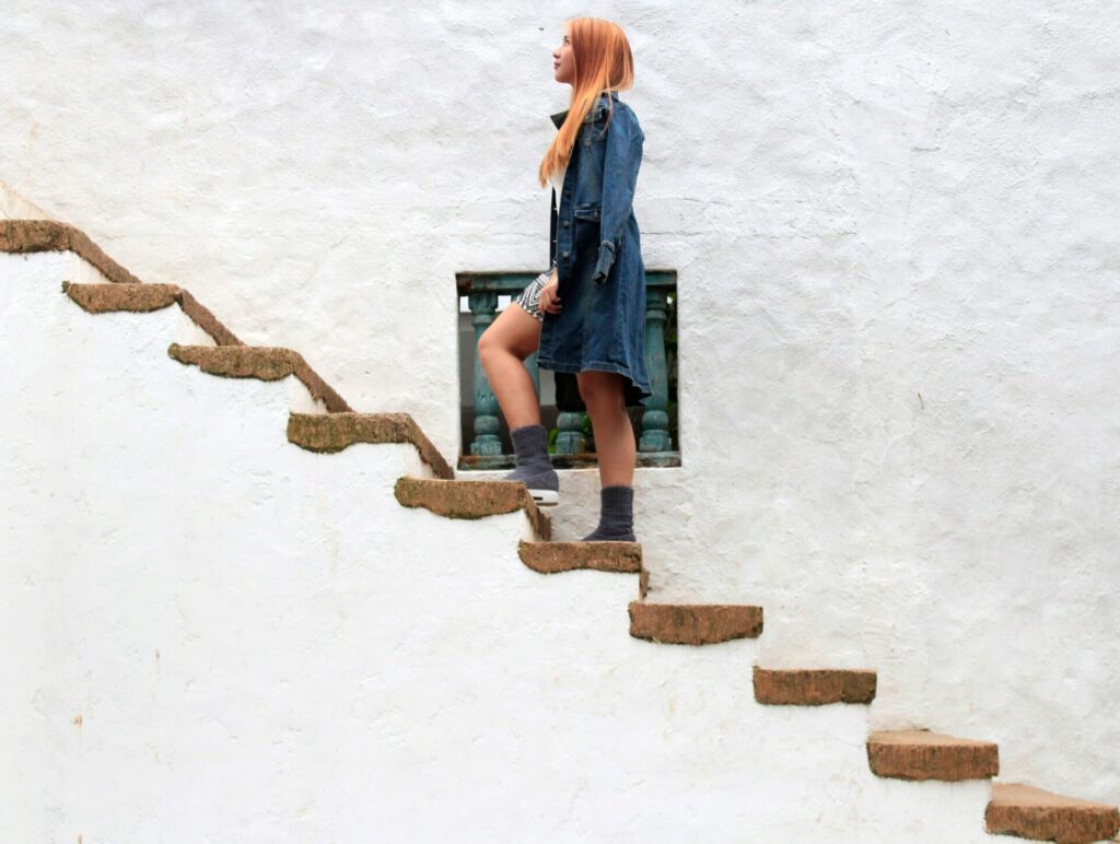 A woman climbing stairs as a symbolic image for the blog article Happy Birthday E-Commerce