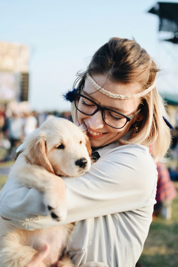 Frau mit Hund als Symbolbild für Blogartikel "10 Tipps, wie Du Deine Website-Kunden langfristig bindest"