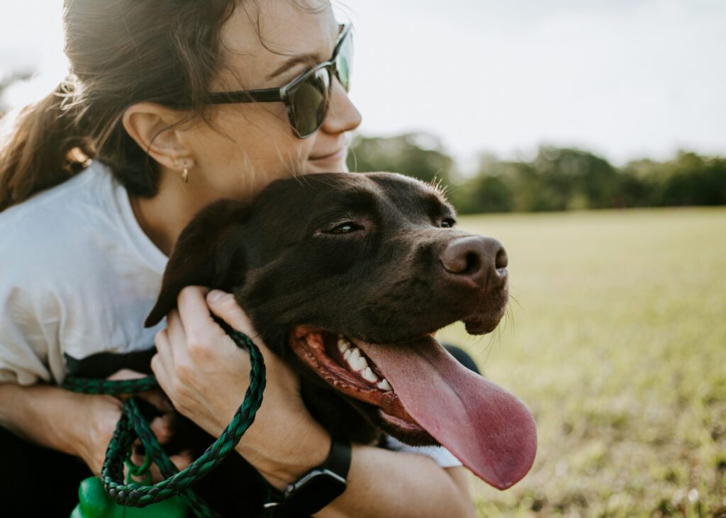 Frau mit Hund als Symbolbild für Blogartikel "10 Tipps, wie Du Deine Website-Kunden langfristig bindest"