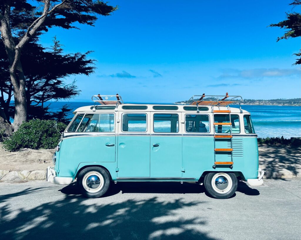 Blauer VW Bus am Strand als Symbolbild für Blogartikel Marketing-Attribution