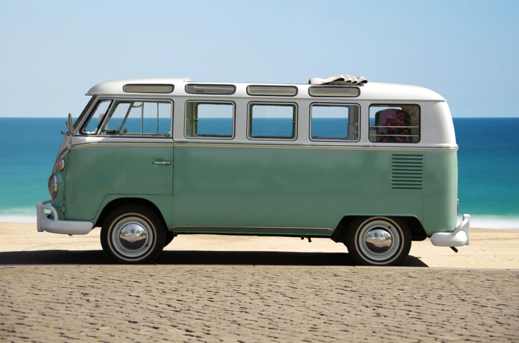 Turquoise-coloured VW bus on the beach as a symbolic image for blog article marketing attribution