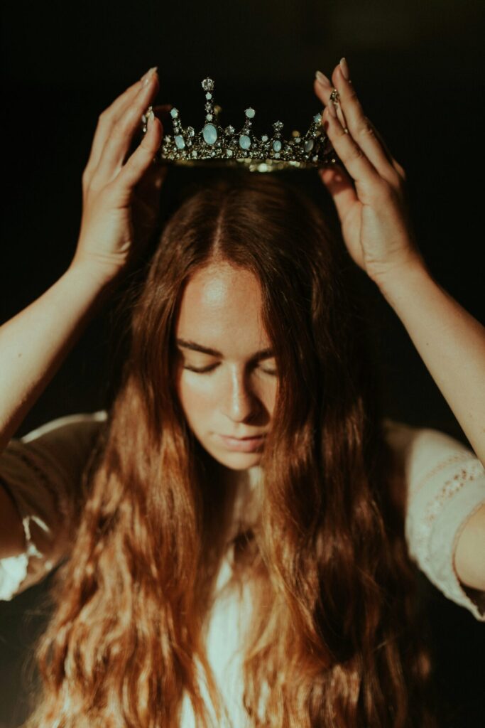 Woman with a crown over her head as a symbolic image for blog articles The life cycle of content creation