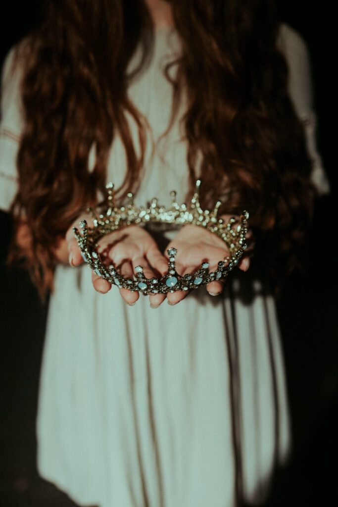 A woman holding a crown in her hands as a symbolic image for blog articles The life cycle of content creation