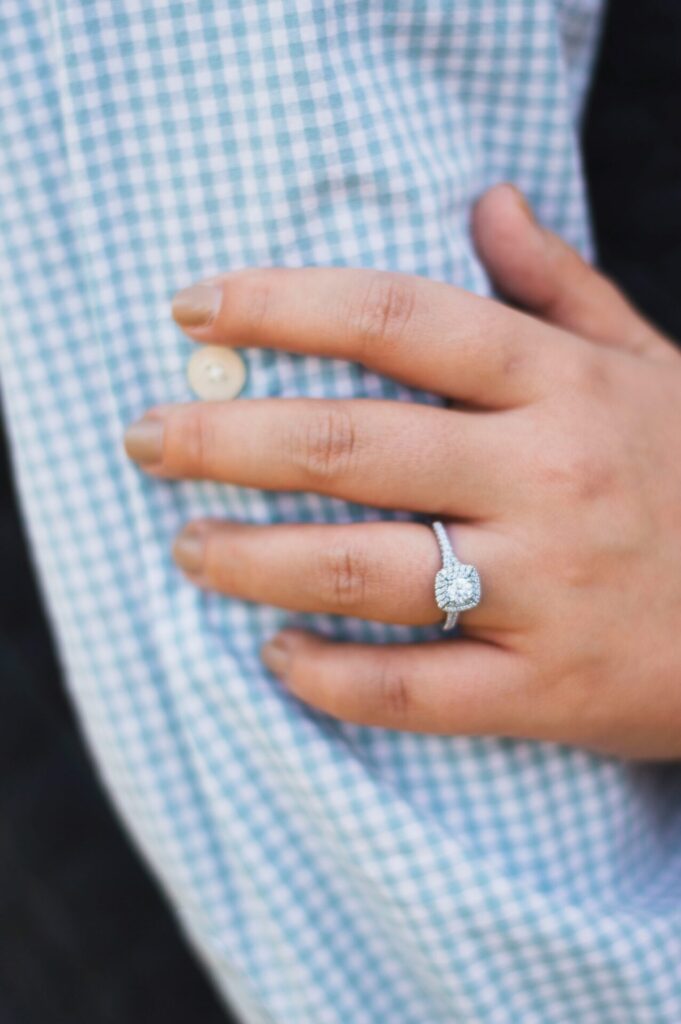 Hand with diamond ring holding the arm of a person with a blue and white checked shirt as a symbolic image for blog hypersonalisation