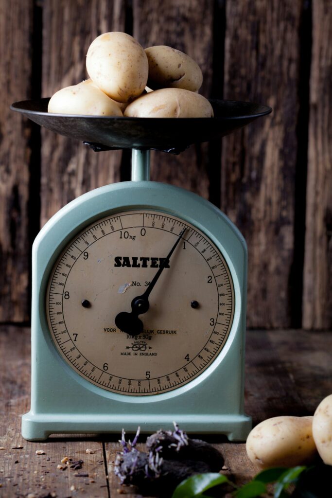 A blue scale with potatoes as a symbolic image for blog article performance marketing