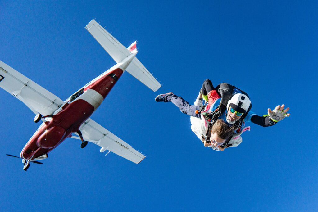 Two people skydiving as a symbolic image for blog articles Brand building in B2B