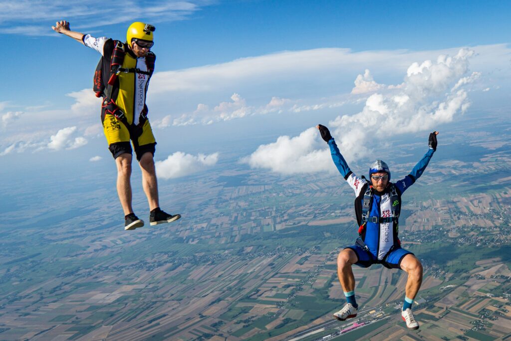 Two skydivers in the air as a symbolic image for blog articles Brand building in B2B