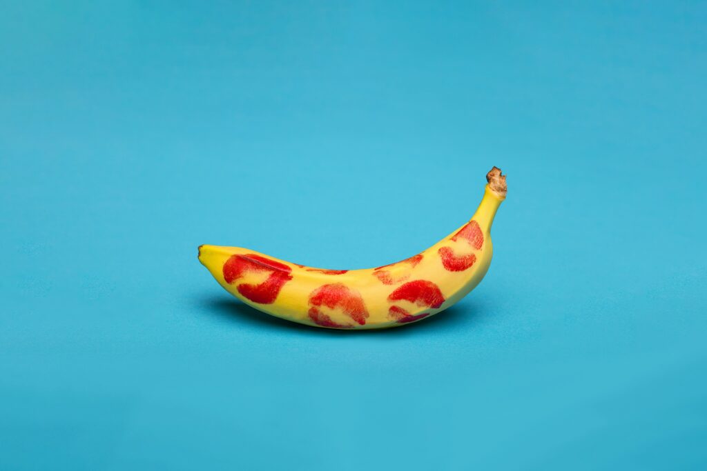Banane mit roten Kussabdrücken