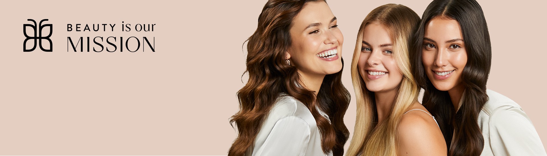 Drei lächelnde Frauen mit langen Haaren vor roséfarbenem Hintergrund – PARSA Beauty Success Story