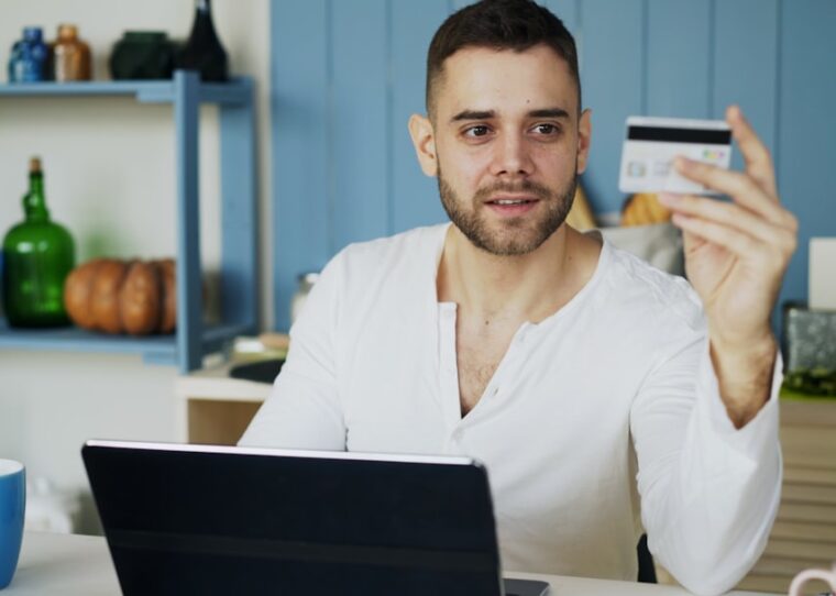 PIM im E-Commerce — Online shopping laptop