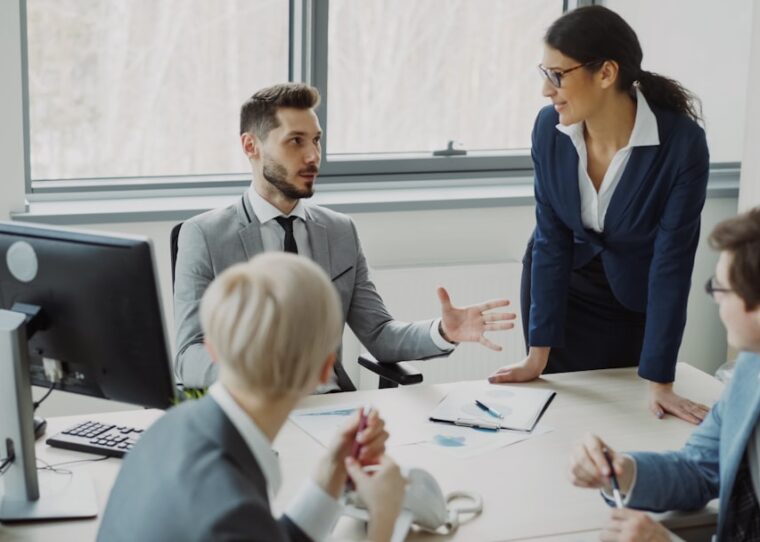 PIM-Lösung wählen — Business team meeting