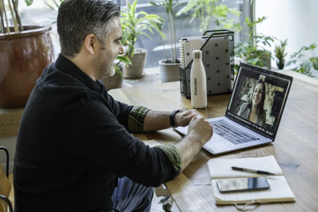 Berater im Video-Call am Laptop, daneben Notizbuch – die 30-minütige Check-Session läuft remote