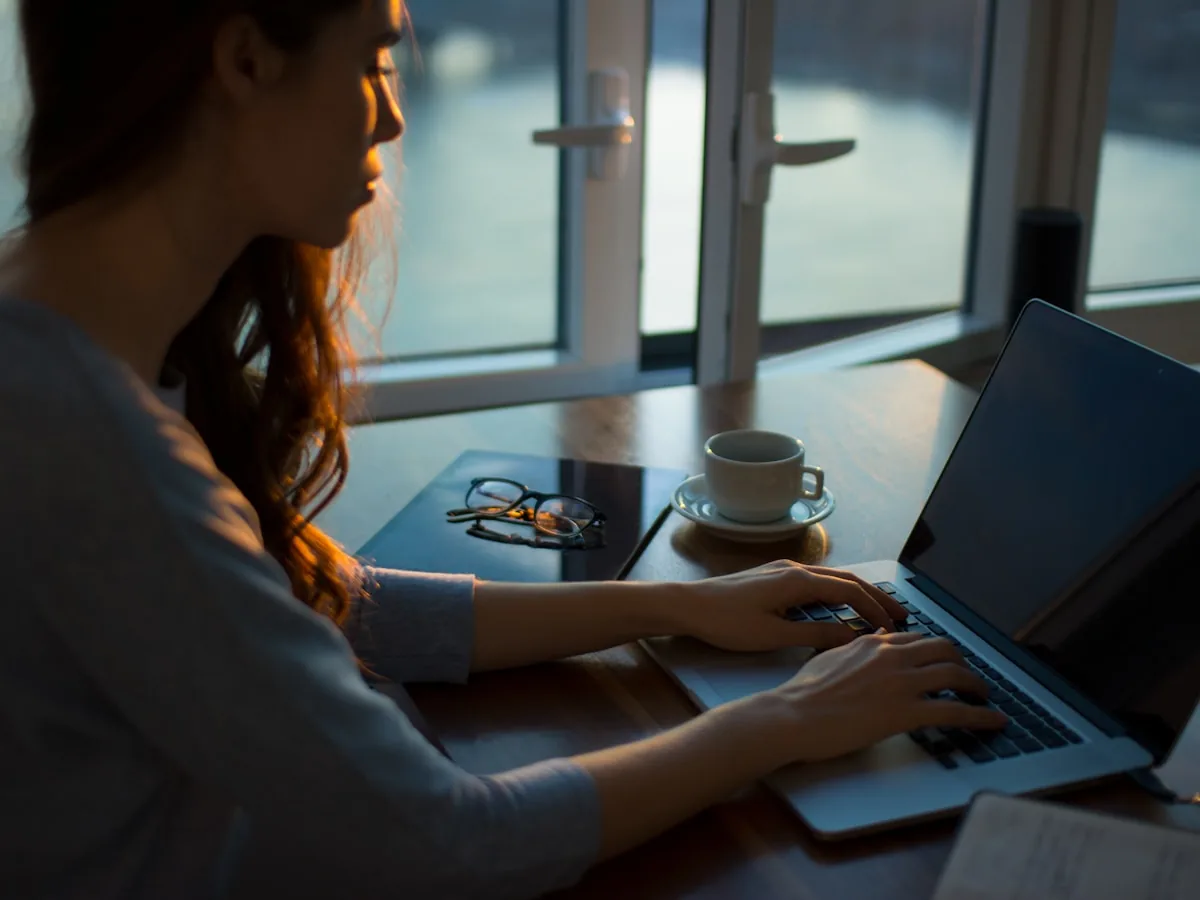 A user shares her experience with Online Media Net on a laptop