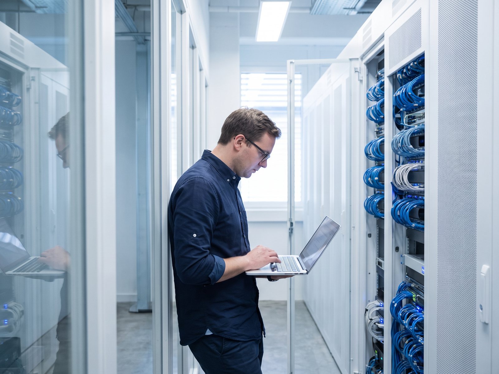 IT-Spezialist prüft eine Integration im Serverraum