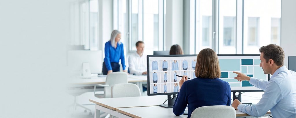 Team gleicht Produktbilder und Produktdaten derselben Bluse ab