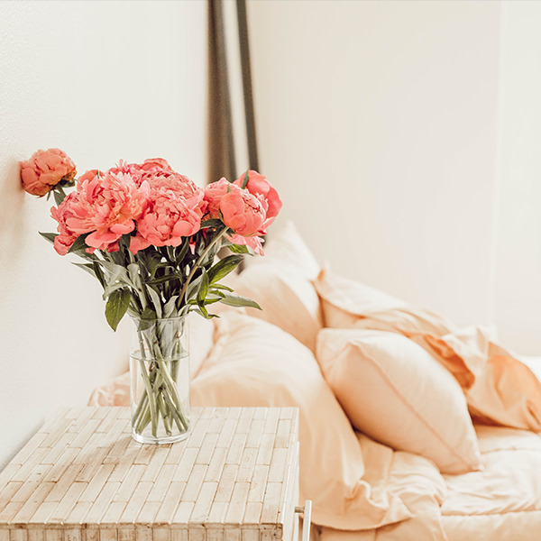Vase mit rosa Blumen darin