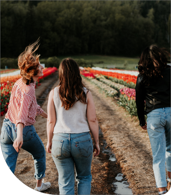Drei Frauen, die auf einem Feld laufen