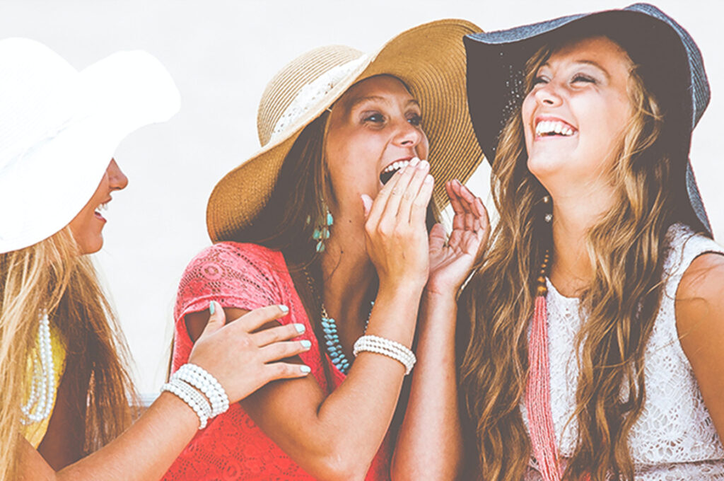 drei fröhliche Frauen für Product Experience Management