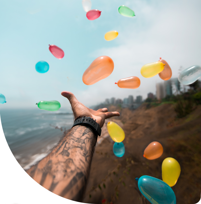ein Arm mit vielen bunten Ballons für die Funktionen von Digitale Asset Management (DAM)