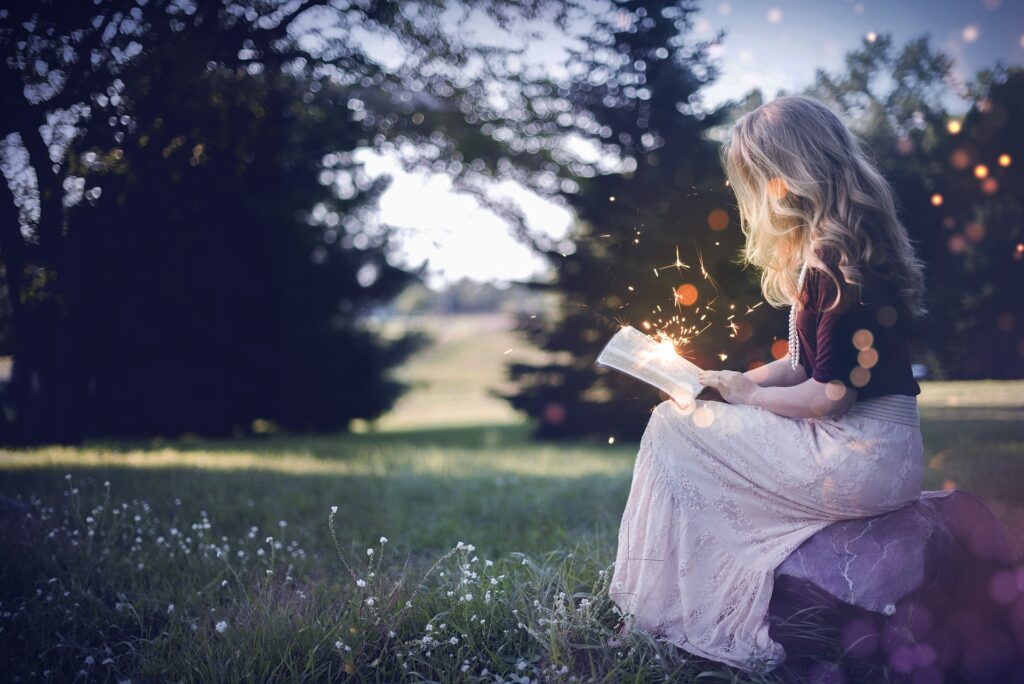 sitzende Frau, die ein Buch liest