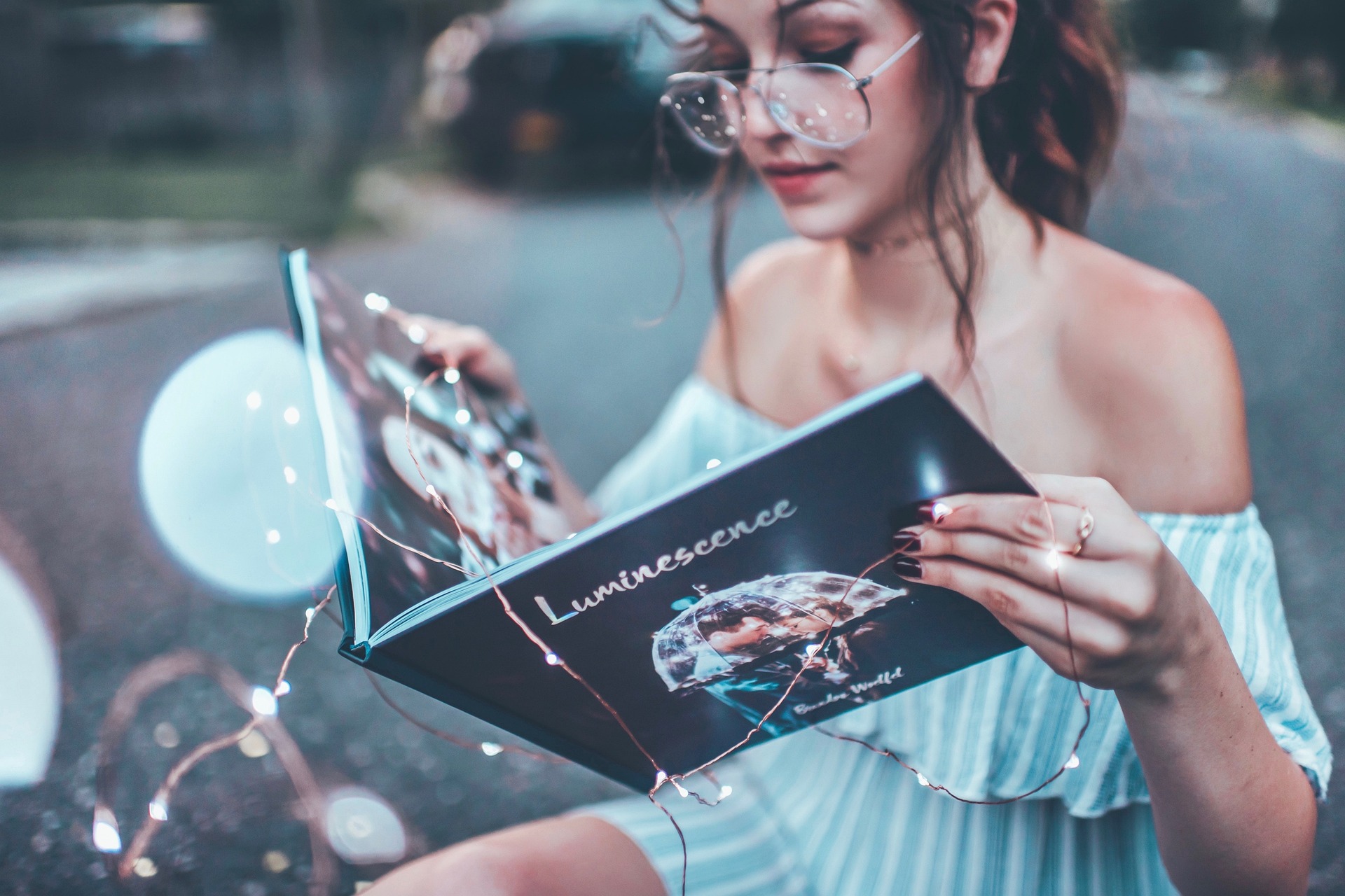 Frau, die ein Buch liest