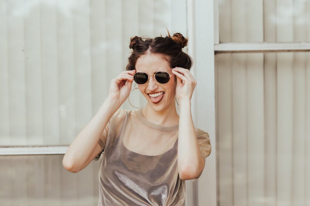 Lachende Frau mit Sonnenbrille für Product Management