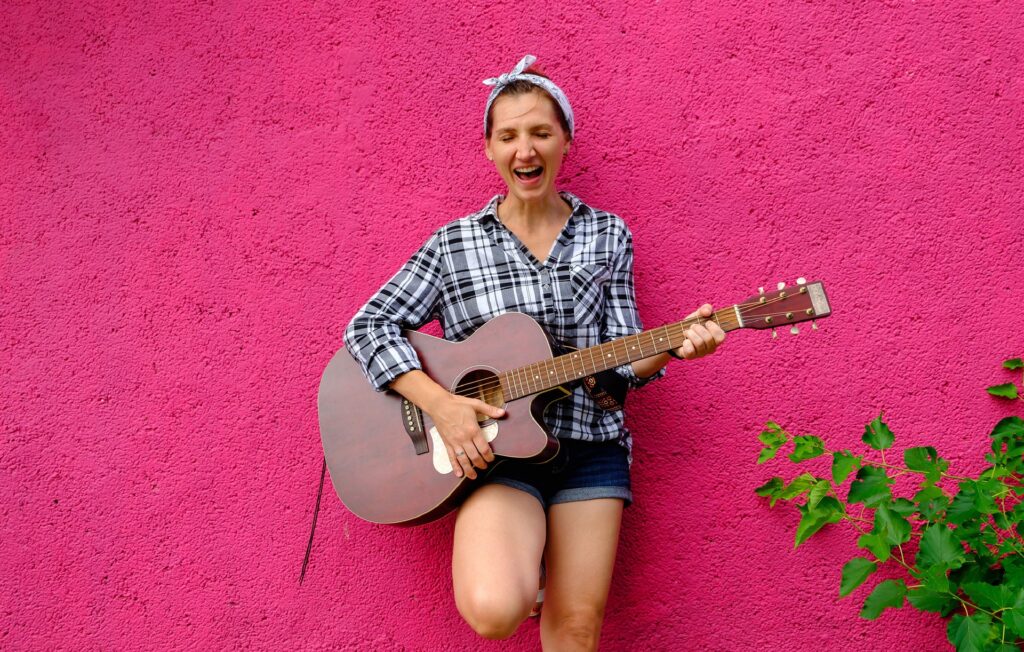 Frau mit Gitarre