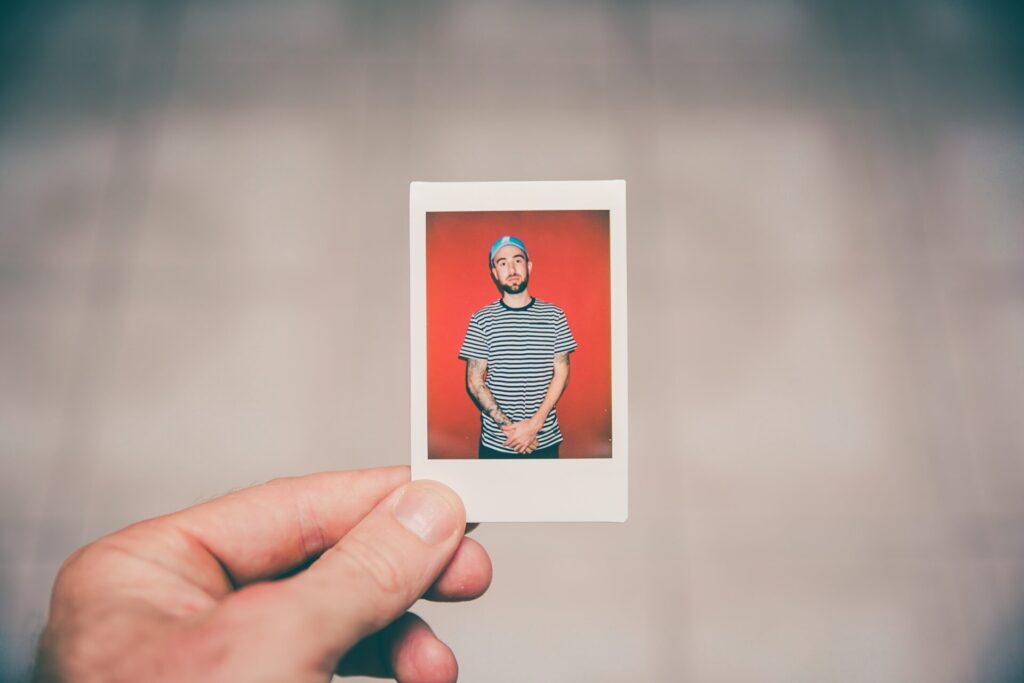 Foto eines Mannes in der Hand als Symbolbild für Bereich Photography