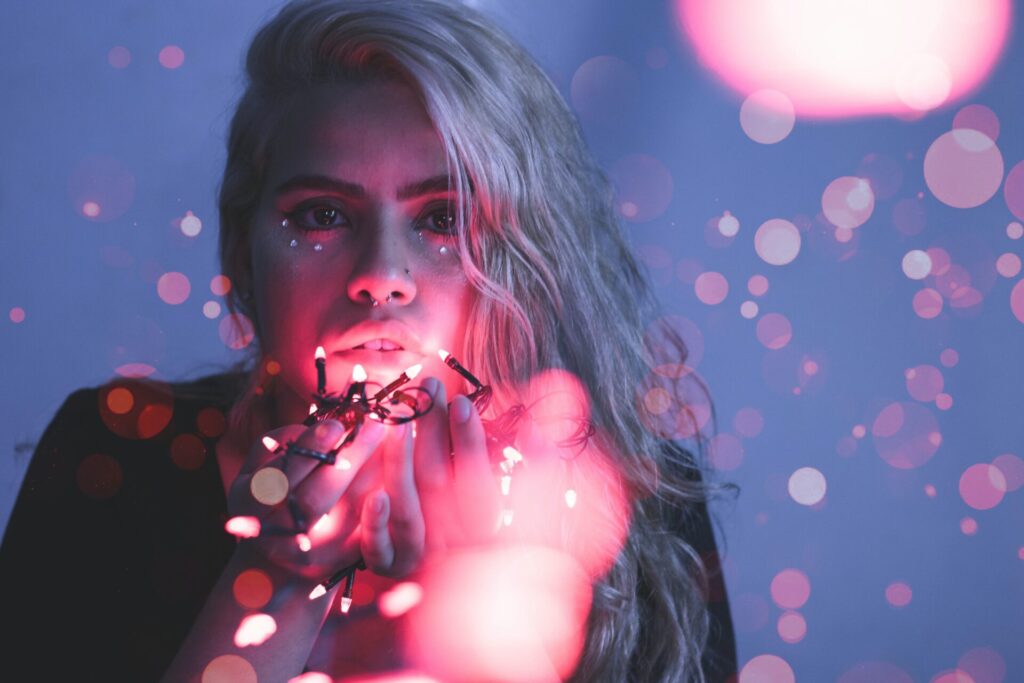 Frau mit Lichterkette in der Hand