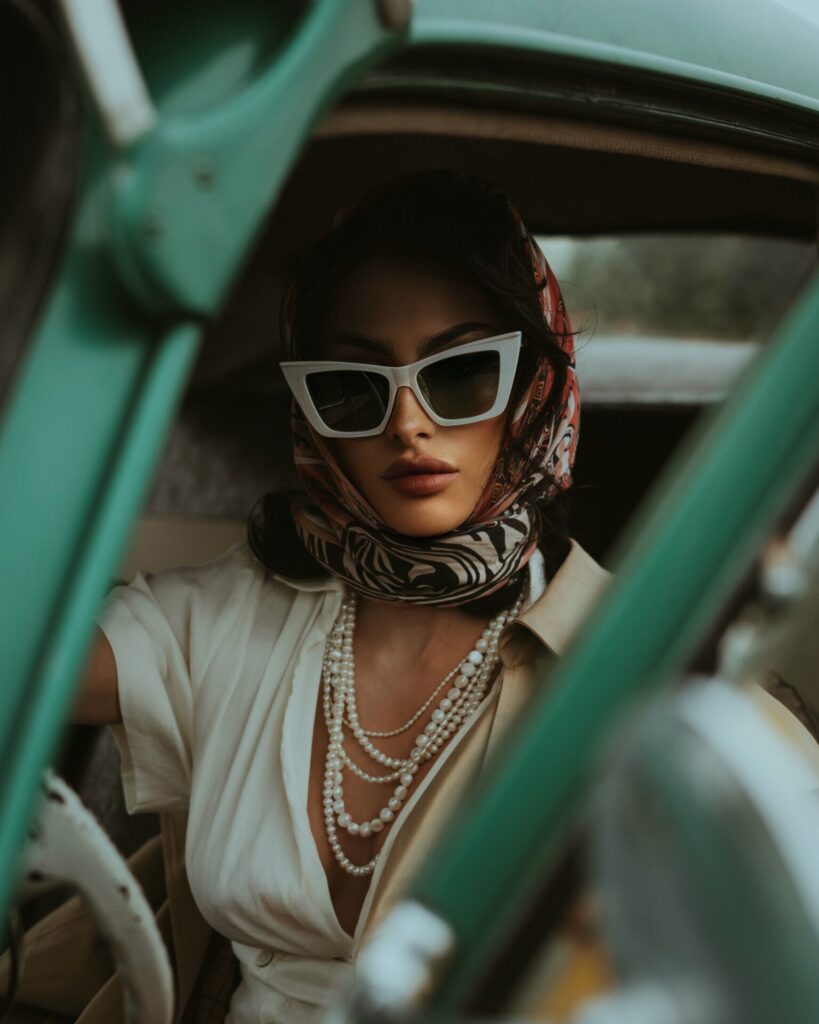 Frau mit Sonnenbrille und Kopftuch