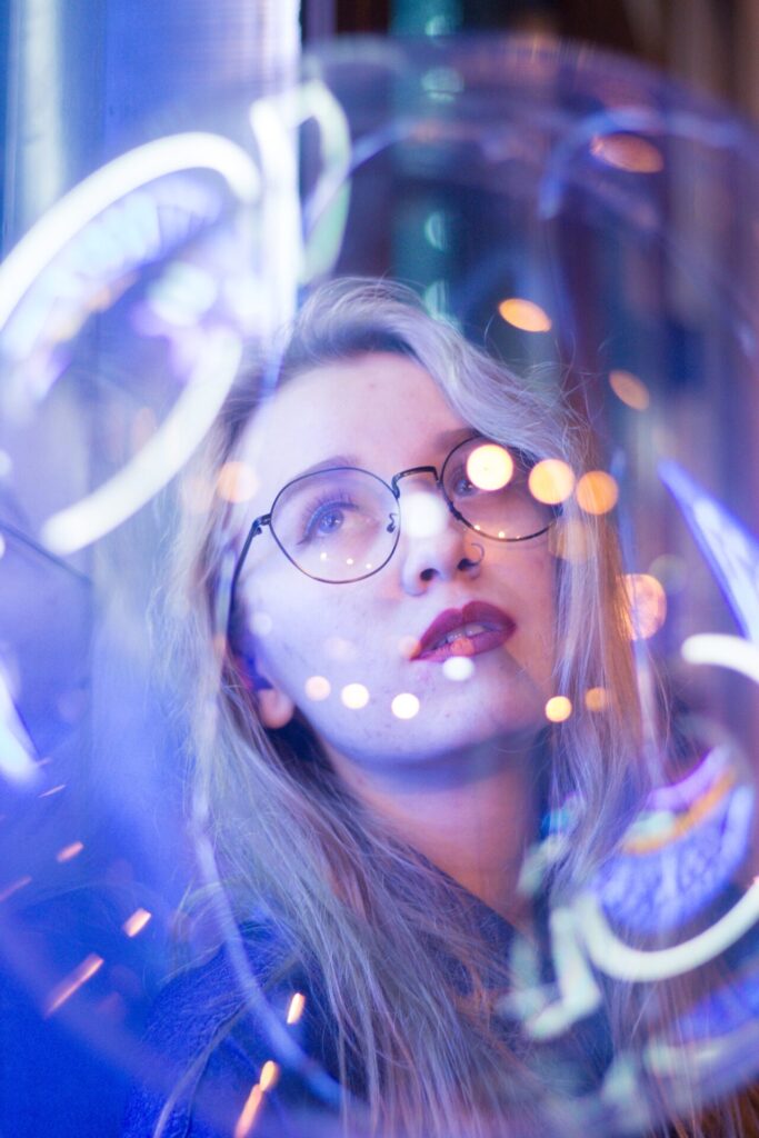 Frau mit Brille für Datenqualität