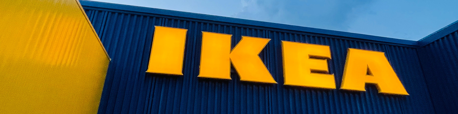 Gelber IKEA-Schriftzug an der blauen Fassade eines Einrichtungshauses – IKEA Success Story