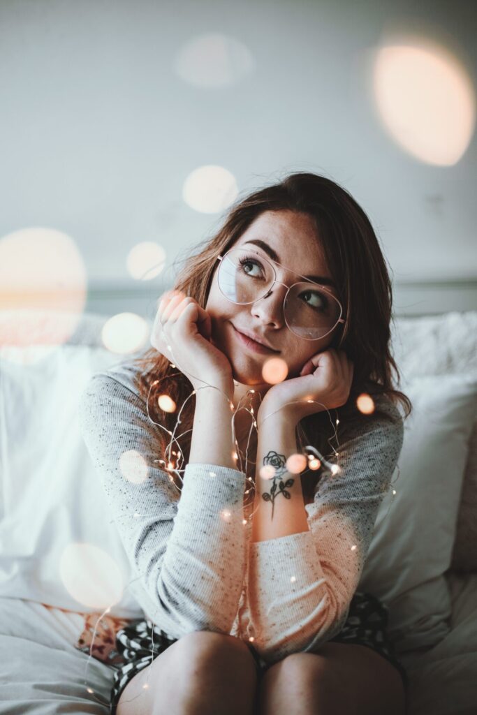Frau mit Lichterkette für Bereich Technologie Partner