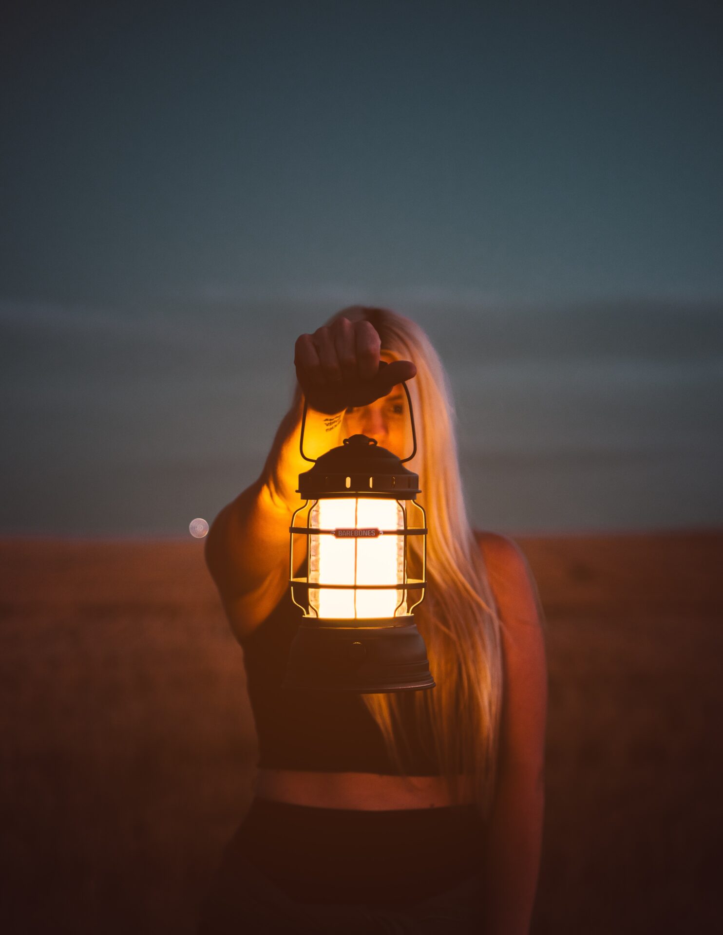 Woman with a lantern for the "Who is apollon?" section