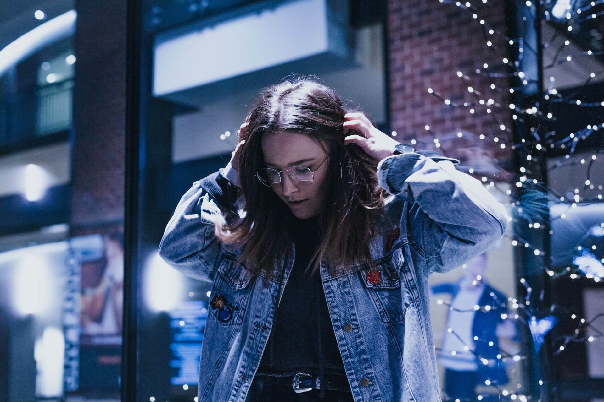 Frau in Jeansjacke für Bereich apollon Partner
