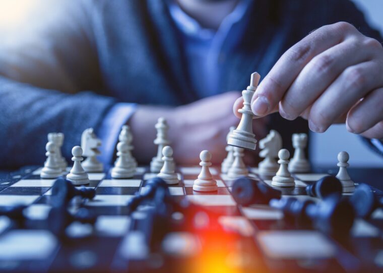 Ein Mann, der Schach spielt