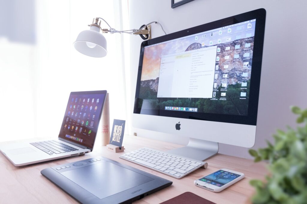 Schreibtisch mit Computer und Notebook
